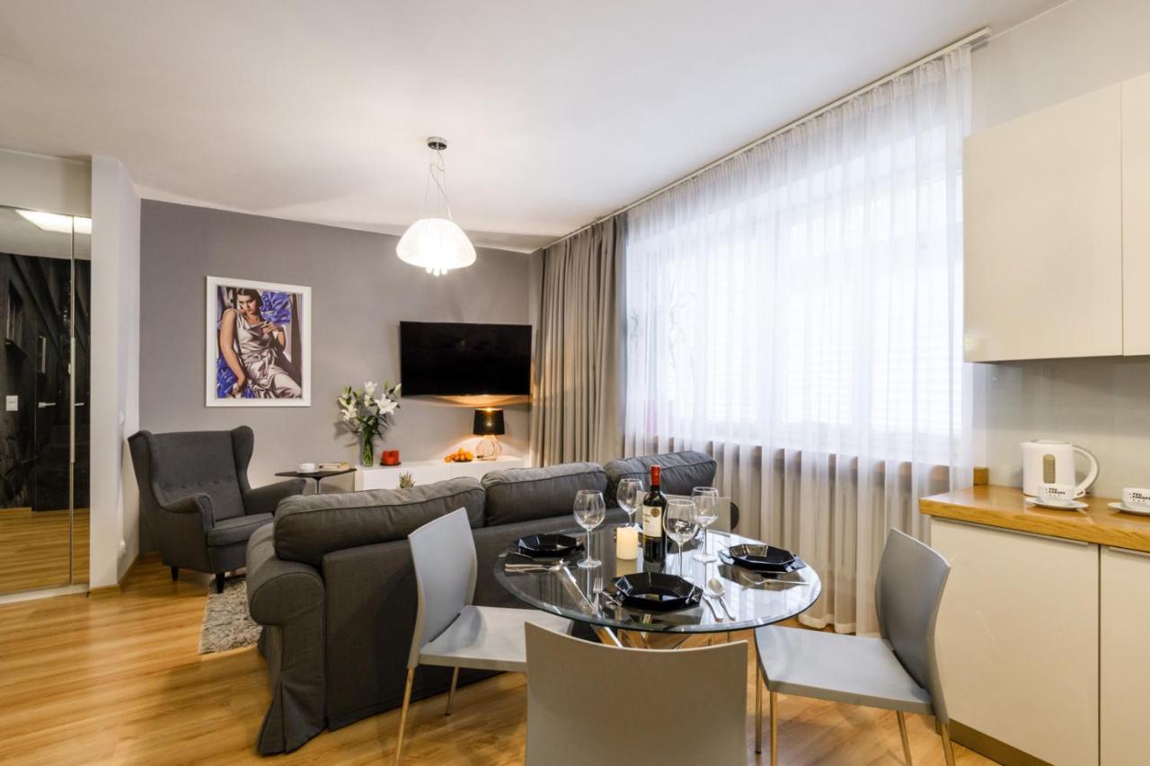Europa22 Centrum: Old Town Warsaw Apartment in Historic Building Exterior photo