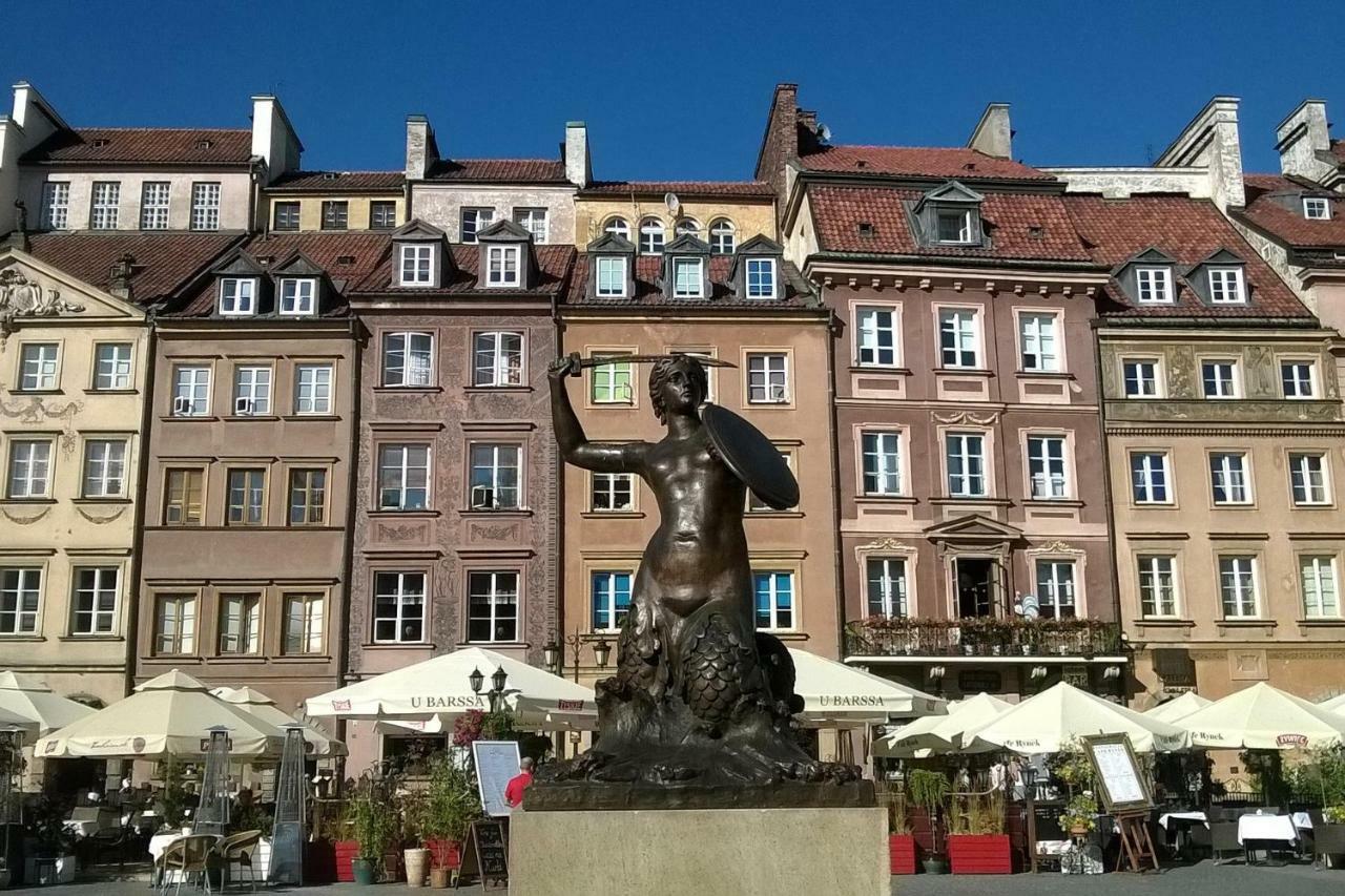 Europa22 Centrum: Old Town Warsaw Apartment in Historic Building Exterior photo